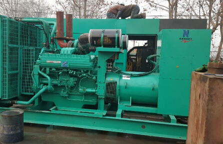 沁县发电机组如何判断水冷式机油散热器内部是否需要清洗？